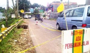 Jalan amblas di Lembang