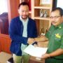 Kepala dispopar menyerahkan surat teguran terkait mati lampu jalak kepada panpel - bandung ekspres