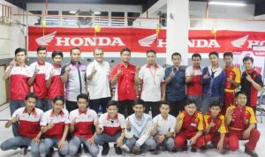 PT DAM berfoto bersama dengan guru dan siswa SMK MEDIKACOM