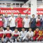 PT DAM berfoto bersama dengan guru dan siswa SMK MEDIKACOM