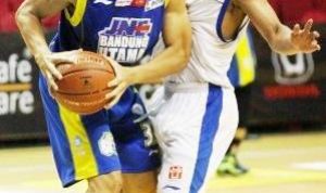 Bandung Utama Benahi Mental DIBAYANGI LAWAN: Pemain JNE BSC Bandung Utma saat melawan Garuda Kukar.