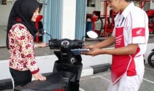 Salah seorang mekanik AHASS Honda melayani konsumen