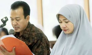Ade Minta Dibebaskan Sidang bupati karawang