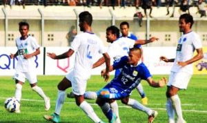 Striker Persib Tantan tampil saat menghadapi New Radiant