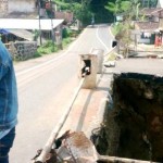 Amblasnya jalan jembatan Sungai Cisangkuy
