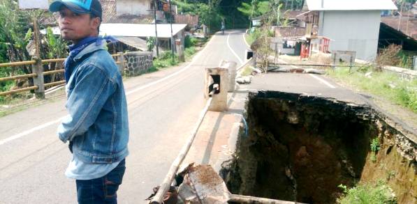 Amblasnya jalan jembatan Sungai Cisangkuy