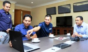 WAHYUDIN/JAWAPOS DISKUSI: CEO Jawa Pos Group Azrul Ananda (kedua kanan) dan rombongan mengunjungi Menteri Pendidikan dan Budaya Anies Baswedan di kantor Mendikbud, Jakarta (26/5). Anies mendukung pramuka menjadi kebutuhan siswa.