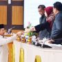 DPRD Jabar Ketua Badan Legislasi Yusuf Fuadz memberikan Hasil Kepurtusan Perubahan Raperda - bandung ekspres