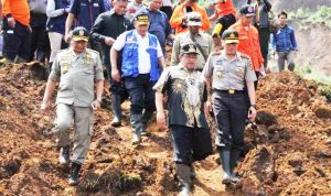Gubernur Jabar Dampingi Mensos Tinjau Korban Longsor Pangalengan Gubernur Dampingi Mensos Tinjau Korban Longsor Pangalengan