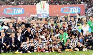 Nyonya Tua Menatap Treble Winners Juventus Juara Coppa Italia - bandung ekspres