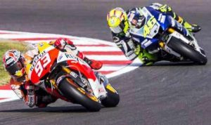 KETAT: Marc Marquez berduel hebat dengan Valentino Rossi saat balapan berapa waktu lalu.