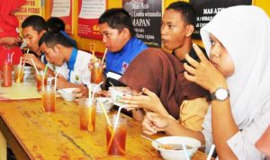Pelajar Lomba Makan Bakso Granat - bandung ekspres
