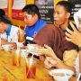 Pelajar Lomba Makan Bakso Granat - bandung ekspres