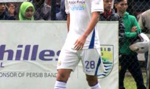 Pemain belakang Persib Bandung Abdul Rahman