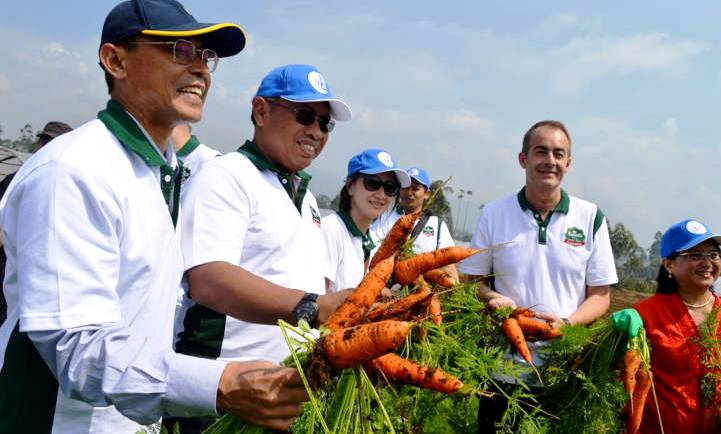 Perwakilan dari PT Hero Supermarket dan Unpad bersama Kelompok Tani Kantata