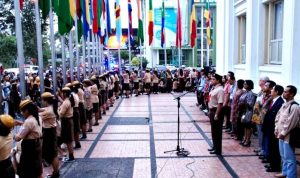 Prosesi penurunan bendera KAA