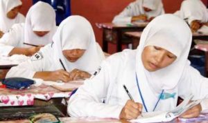 Siswa Kerjakan Soal Try Out
