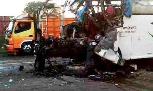 Tabrakan Beruntun Bus dan Tiga Truk