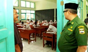 Hari Pertama Unas Lancar Tinjau Unas SMP