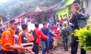 mengevakuasi korban longor Cililin