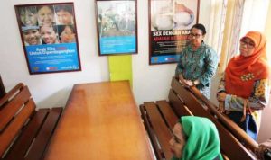 FAJRI ACHMAD NF. / BANDUNG EKSPRES DAPAT PUJIAN: Menteri Pemberdayaan Perempuan dan Perlindungan Anak Yohana Susana Yamise datang ke ruang sidang anak di Pengadilan Negeri Klas 1 A, Jalan R.E. Martadinata, Kota Bandung, Senin (4/5). Kehadirannya didampingi Ketua P2TP2A Jawa Barat Netty Heryawan. Setelah melihat, Yohana menyebut ruang sidang anak PN Bandung bakal jadi pilot project nasional.