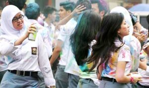 Aksi coret baju kelulusan