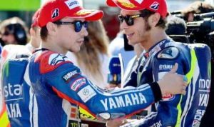 ISTIMEWA AKRAB: Duo Yamaha, Jorge Lorenzo dan Valentino Rossi tengah berbincang pada sela-sela latihan, belum lama ini.