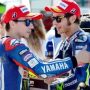 ISTIMEWA AKRAB: Duo Yamaha, Jorge Lorenzo dan Valentino Rossi tengah berbincang pada sela-sela latihan, belum lama ini.