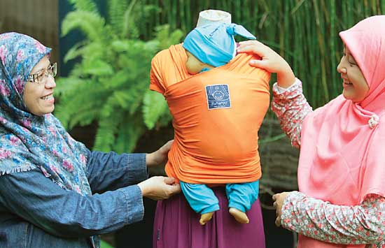 Elis Lisniawati dan Elgia Melissa, Duet Ibu-Anak Kembangkan Gendongan Bayi 6 in 1 Gendongan Bayi