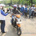 RAKTEK: Pengajar di bengkel milik SMK Prakarya Internasional menyusun perlengkapan yang digunakan untuk keperluan servis sepeda motor.