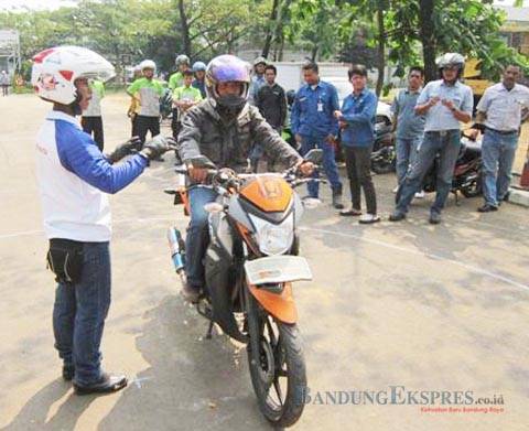 RAKTEK: Pengajar di bengkel milik SMK Prakarya Internasional menyusun perlengkapan yang digunakan untuk keperluan servis sepeda motor.