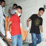 BERANTAKAN: Petugas mengangkat jenazah Teng Hok alias Ahok yang ditemukan tewas di kamarnya bersimbah darah, Sabtu (13/6).