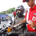 PELAYANAN: Petugas SPBU saat melayani pembelian bbm.