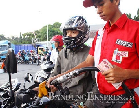 Efisiensi Tembus Rp 2,2 Triliun PELAYANAN: Petugas SPBU saat melayani pembelian bbm.