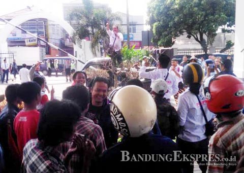 Pospera Geruduk Gedung Dewan