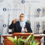 FAJRI ACHMAD NF. / BANDUNG EKSPRES KONFERENSI PERS: Dari kiri, Deputi Kepala Perwakilan BI Jabar Amanlison Sembiring, Asisten Direktur Perwakilan BI Jabar Wahyu Ari Wibowo, dan Direktur Eksekutif Perwakilan BI Jabar Barat Rosmaya Hadi menjelaskan kesiapan uang pecahan KPwBI Prov Jabar untuk Ramadan dan Lebaran 2015 kemarin (24/6).