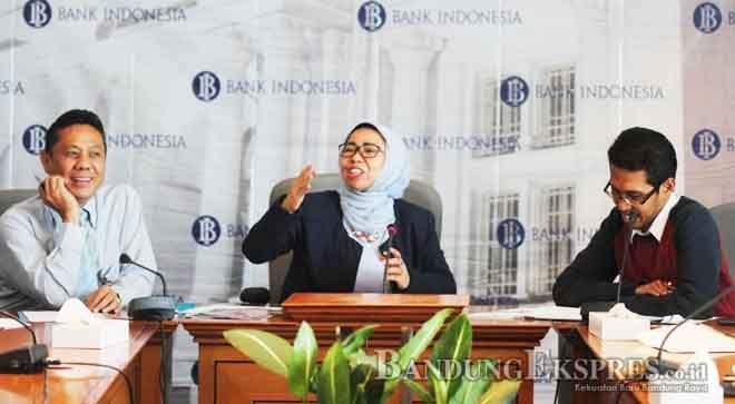 FAJRI ACHMAD NF. / BANDUNG EKSPRES KONFERENSI PERS: Dari kiri, Deputi Kepala Perwakilan BI Jabar Amanlison Sembiring, Asisten Direktur Perwakilan BI Jabar Wahyu Ari Wibowo, dan Direktur Eksekutif Perwakilan BI Jabar Barat Rosmaya Hadi menjelaskan kesiapan uang pecahan KPwBI Prov Jabar untuk Ramadan dan Lebaran 2015 kemarin (24/6).