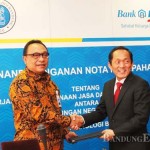 SINERGI: Direktur Utama Bank BTN Maryono berjabat tangan dengan Rektor ITB Prof Dr Ir Kadarsah Suryadi usai menandatangani MOU di ITB belum lama ini