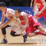 JP PHOTO DUEL: Pebasket Indonesia mempertahankan bola dari rebutan pemain Malaysia dalam laga kemarin (12/6). Dengan hasil itu, Indonesia maju ke semifinal.