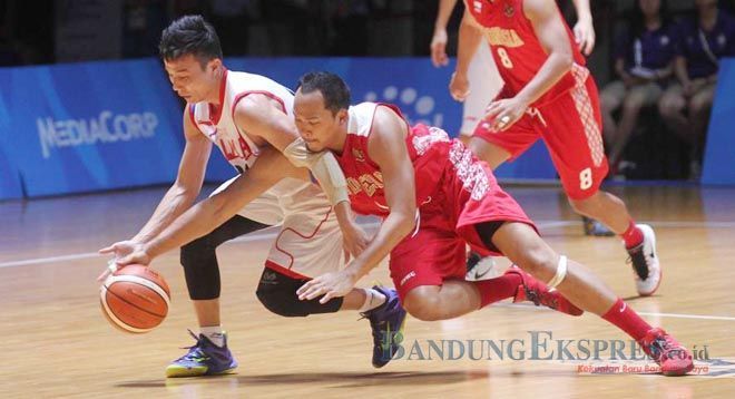 JP PHOTO DUEL: Pebasket Indonesia mempertahankan bola dari rebutan pemain Malaysia dalam laga kemarin (12/6). Dengan hasil itu, Indonesia maju ke semifinal.