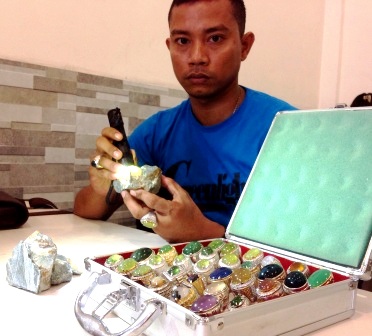 Pegawai Pemkab Harus Pakai Batu Akik Batu akik