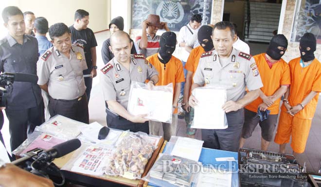 Belajar Palsukan Dokumen Secara Otodidak