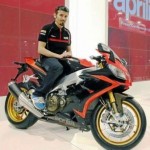 ISTIMEWA BERGAYA: Pembalap moto GP Max Biaggi berfoto di atas sepeda motornya.