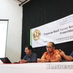 PAPARKAN: Guru Besar FH Unpad Asep Warlan Yusuf (kanan) dan Guru besar Fisip Unpad Dede Mariana (tengah), menjadi pemateri pada diskusi terkait penelitian hasil survei terhadap indeks kebahagiaan warga bandung, di Gedung Indonesia Menggugat, Jalan Perintis Kemerdekaan, Kota Bandung kemarin (25/6).