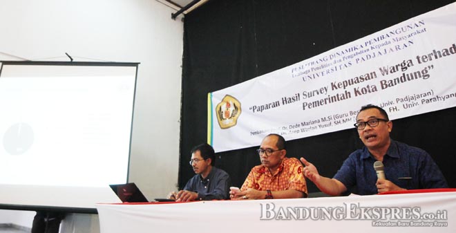 Warga Kota Bandung Puas PAPARKAN: Guru Besar FH Unpad Asep Warlan Yusuf (kanan) dan Guru besar Fisip Unpad Dede Mariana (tengah), menjadi pemateri pada diskusi terkait penelitian hasil survei terhadap indeks kebahagiaan warga bandung, di Gedung Indonesia Menggugat, Jalan Perintis Kemerdekaan, Kota Bandung kemarin (25/6).