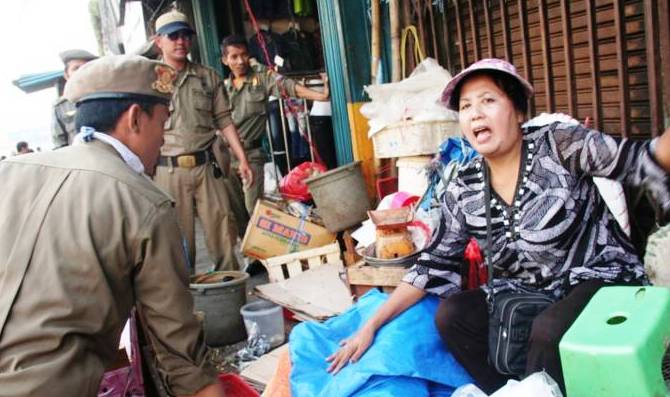 Satpol PP Tertibkan 45 PKL Nakal Eksekusi PKL