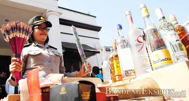 Sita Petasan dan Minol Ekspose Miras dan Petasan