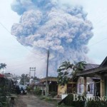 AWAN PANAS: Erupsi Gunung Sinabung terlihat dari dari Desa Lingga, Kabupaten Karo, Rabu (16/6) lalu. Hingga kini status Sinabung masih waspada.