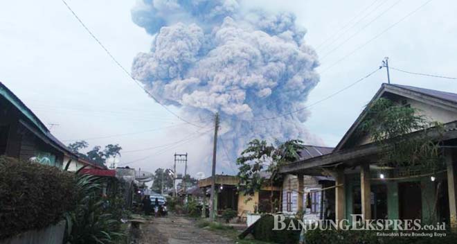 Rp 6 M untuk Sinabung AWAN PANAS: Erupsi Gunung Sinabung terlihat dari dari Desa Lingga, Kabupaten Karo, Rabu (16/6) lalu. Hingga kini status Sinabung masih waspada.
