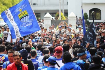 Fajri Achmad NF. -0406- Demo Bobotoh terkaitan Pembekuan PSSI (11) - bandung ekspres